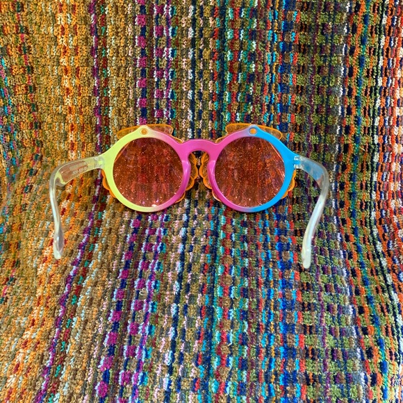 π NWT Rainbow Clam Shell Cover Sun Glasses π - Picture 4 of 5